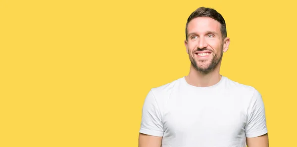 Hombre Guapo Con Camiseta Blanca Casual Mirando Hacia Otro Lado — Foto de Stock