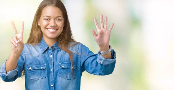 Jovem Bela Mulher Morena Vestindo Camisa Jeans Azul Sobre Fundo — Fotografia de Stock