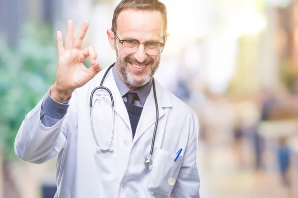 中年先輩の白髪医師男着て医療制服分離背景笑顔手と指で サインをしている肯定的です 成功した式 — ストック写真