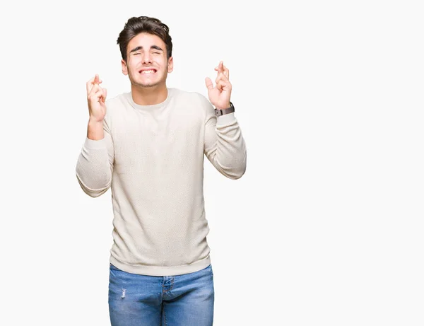 Joven Hombre Guapo Sobre Fondo Aislado Sonriendo Cruzando Los Dedos — Foto de Stock