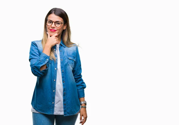 Joven Hermosa Mujer Con Gafas Sobre Fondo Aislado Mirando Con — Foto de Stock