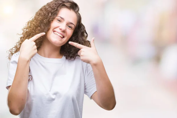 Hermosa Morena Pelo Rizado Joven Con Camiseta Casual Sobre Fondo —  Fotos de Stock