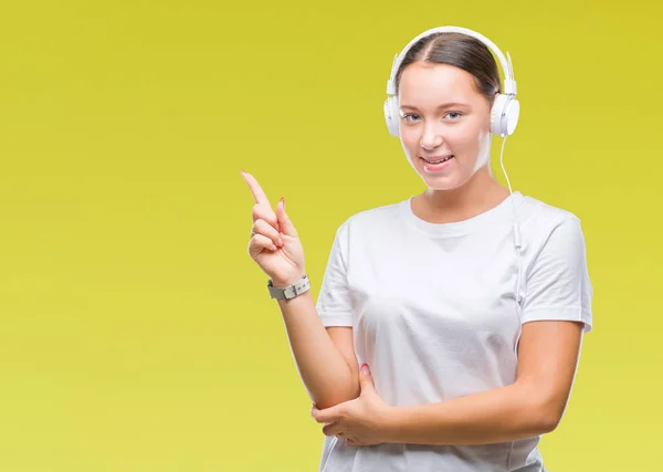 Junge Kaukasische Frau Die Musik Hört Und Kopfhörer Über Isoliertem — Stockfoto