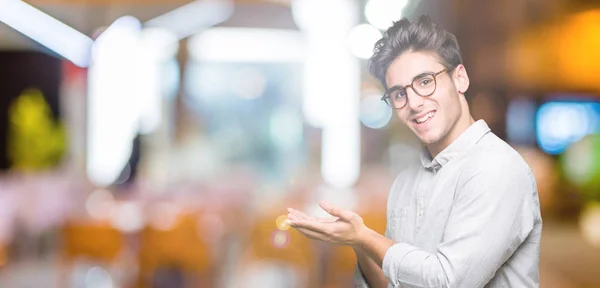 Jonge Knappe Man Met Bril Geïsoleerd Achtergrond Wijst Naar Kant — Stockfoto