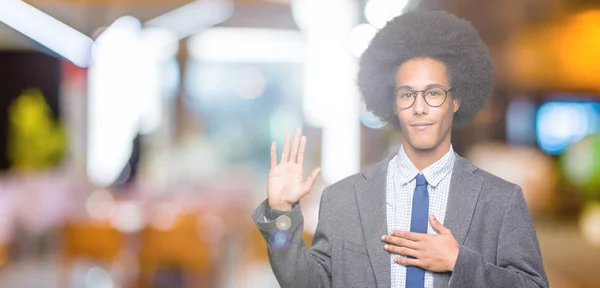 アフロの髪を着て 若いアフリカ系アメリカ人ビジネスマンは眼鏡 Swearing 忠誠の宣誓を作る胸とひら — ストック写真