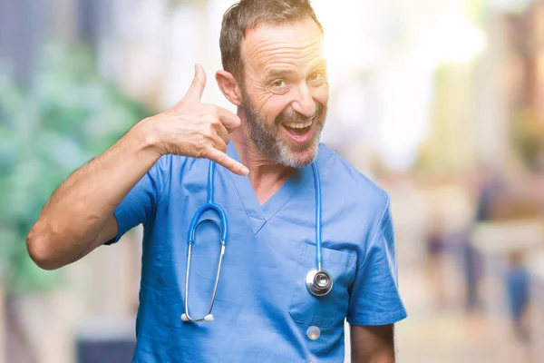 Middelbare Leeftijd Hoary Senior Arts Man Medische Uniform Dragen Geïsoleerde — Stockfoto