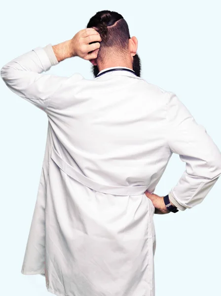 Ung Blond Läkare Man Med Skägg Bär Medicinsk Pälsen Bakåt — Stockfoto