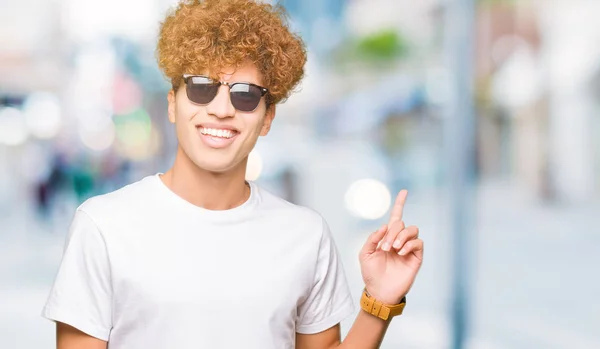 Ung Vacker Man Med Afro Hår Bär Solglasögon Med Ett — Stockfoto