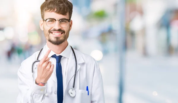 Jovem Médico Homem Vestindo Casaco Hospital Sobre Fundo Isolado Beckoning — Fotografia de Stock