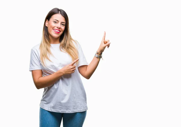 Joven Hermosa Mujer Casual Camiseta Blanca Sobre Fondo Aislado Sonriendo — Foto de Stock