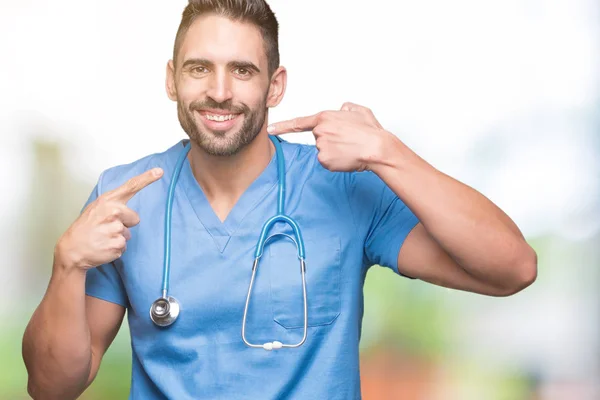 Knappe Jonge Dokter Chirurg Man Geïsoleerde Achtergrond Glimlachend Vertrouwen Tonen — Stockfoto