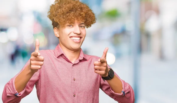 Jonge Knappe Zakenman Met Afro Haar Vingers Naar Camera Met — Stockfoto