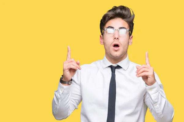 Jovem Homem Negócios Vestindo Óculos Sobre Fundo Isolado Espantado Surpreso — Fotografia de Stock