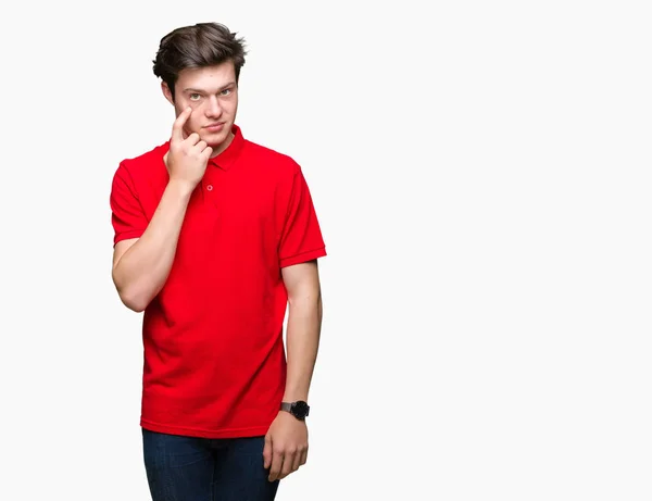 Kırmızı Shirt Üzerinde Izole Giyen Genç Yakışıklı Adam Arka Plan — Stok fotoğraf