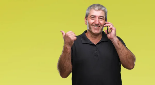 Przystojny Mężczyzna Starszy Mówi Smartphone Białym Tle Wskazując Wyświetlono Kciukiem — Zdjęcie stockowe