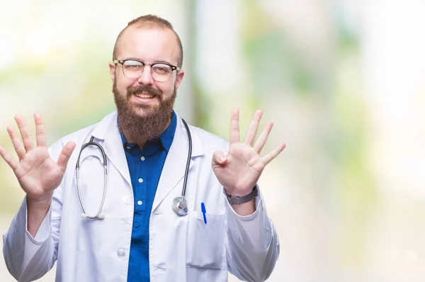 Junger Kaukasischer Arzt Der Einen Weißen Mantel Über Isoliertem Hintergrund — Stockfoto