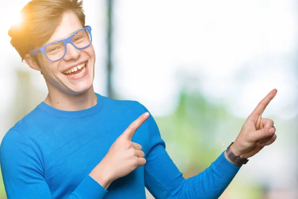 Junger Gutaussehender Mann Mit Blauer Brille Vor Isoliertem Hintergrund Lächelnd — Stockfoto