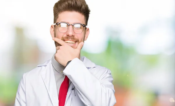 Jeune Homme Scientifique Beau Portant Des Lunettes Regardant Avec Confiance — Photo