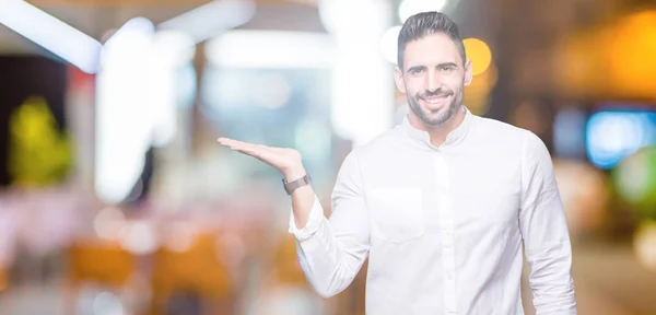 Joven Hombre Negocios Sobre Fondo Aislado Sonriendo Alegre Presentando Señalando —  Fotos de Stock