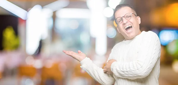 Arabische Man Van Middelbare Leeftijd Bril Geïsoleerd Achtergrond Wijst Naar — Stockfoto