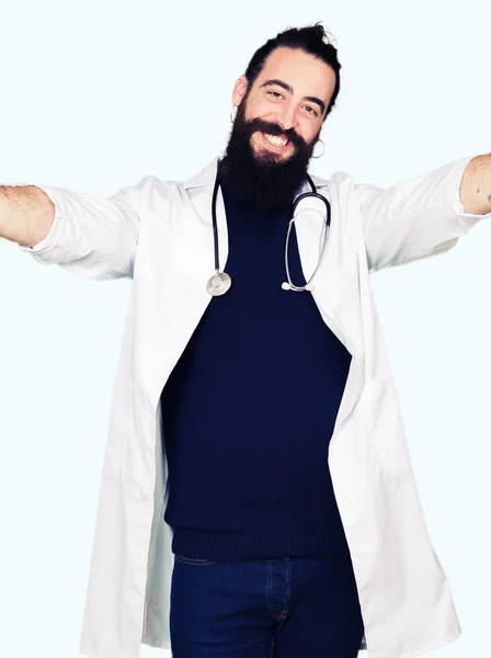 Doktor Tıbbi Ceket Sarılmak Için Kollarını Açarak Gülümseyen Kamera Seyir — Stok fotoğraf