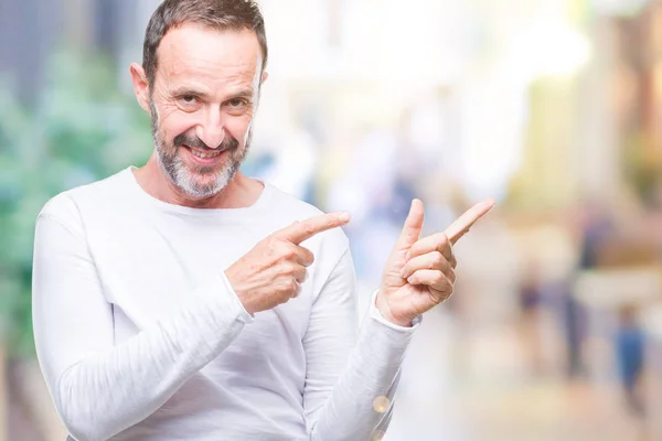 Hombre Mediana Edad Con Una Camiseta Blanca Sobre Fondo Aislado —  Fotos de Stock