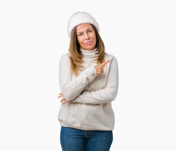 Красивая Женщина Средних Лет Зимнем Свитере Шляпе Изолированном Фоне Указывая — стоковое фото