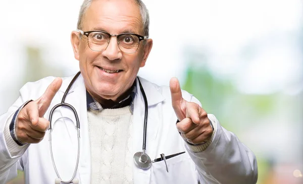 Handsome Senior Läkare Man Bär Medicinsk Päls Pekar Fingrar Till — Stockfoto