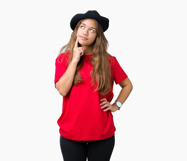 Jovem Bela Mulher Moda Morena Vestindo Camiseta Vermelha Boina Preta — Fotografia de Stock