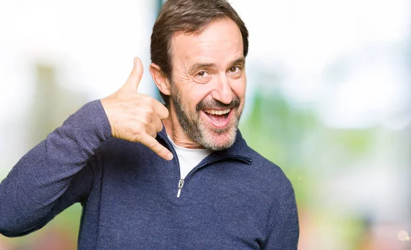 Hombre Guapo Mediana Edad Vistiendo Suéter Sonriendo Haciendo Gesto Telefónico — Foto de Stock