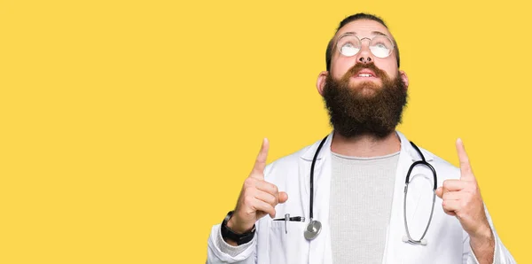 Tıbbi Bir Palto Giyiyor Sakallı Genç Sarışın Doktor Adam Hayret — Stok fotoğraf