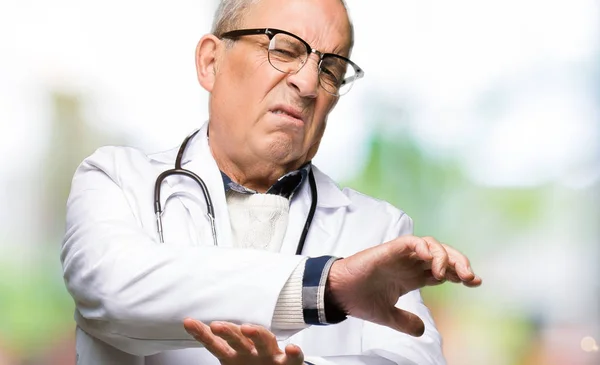 Bonito Médico Sênior Vestindo Casaco Médico Expressão Repugnante Descontente Temeroso — Fotografia de Stock