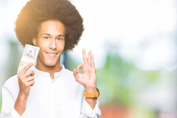 Joven Afroamericano Con Pelo Afro Sosteniendo Manojo Dólares Haciendo Signo —  Fotos de Stock