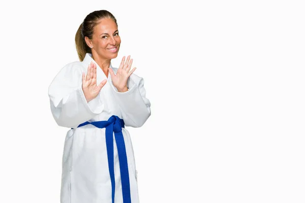 Donna Adulta Mezza Età Che Indossa Uniforme Kimono Karate Sfondo — Foto Stock