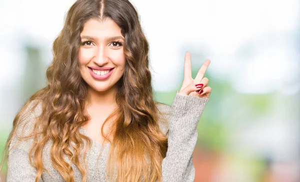 Joven Hermosa Mujer Vistiendo Vestido Invierno Sonriendo Con Cara Feliz — Foto de Stock