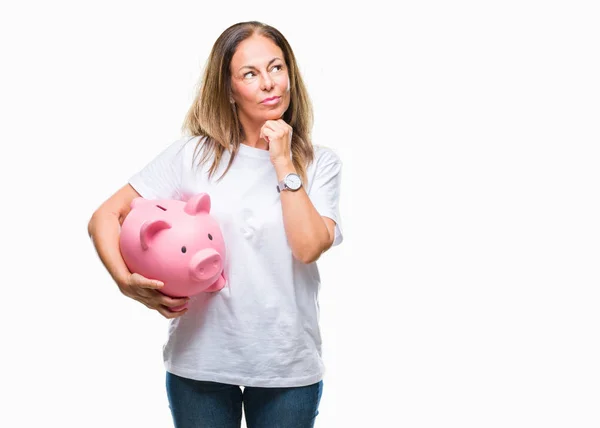 Spaanse Vrouw Middelbare Leeftijd Met Behulp Van Piggy Bank Geïsoleerde — Stockfoto