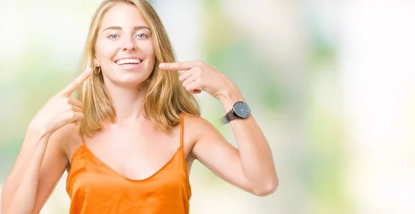 Hermosa Mujer Joven Con Camisa Naranja Sobre Fondo Aislado Sonriendo —  Fotos de Stock