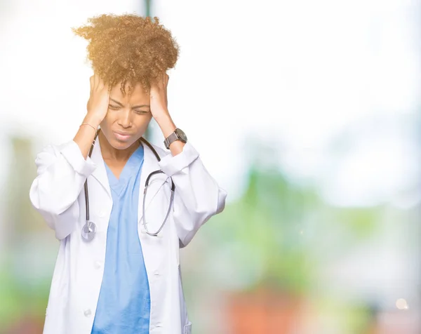 Mujer Joven Afroamericana Doctora Sobre Antecedentes Aislados Que Sufren Dolor — Foto de Stock