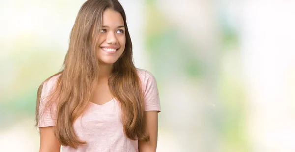 Mulher Morena Bonita Nova Vestindo Camiseta Rosa Sobre Fundo Isolado — Fotografia de Stock