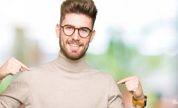 Joven Hombre Negocios Guapo Con Gafas Que Ven Confiados Con — Foto de Stock