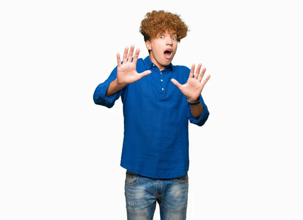 Homem Elegante Bonito Jovem Com Cabelo Afro Com Medo Aterrorizado — Fotografia de Stock