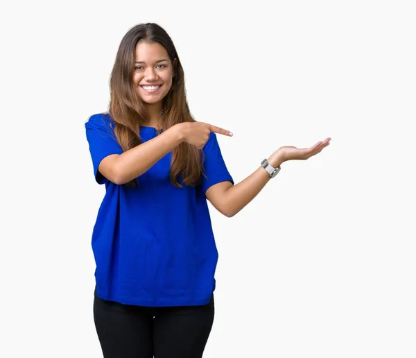 Jovem Bela Mulher Morena Vestindo Camiseta Azul Sobre Fundo Isolado — Fotografia de Stock