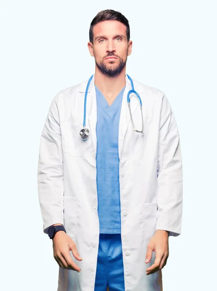 Hombre Guapo Doctor Vistiendo Uniforme Médico Sobre Fondo Aislado Relajado — Foto de Stock