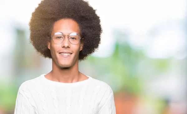 Americký Mladík Afro Vlasy Nosí Brýle Ruce Dohromady Prsty Palce — Stock fotografie