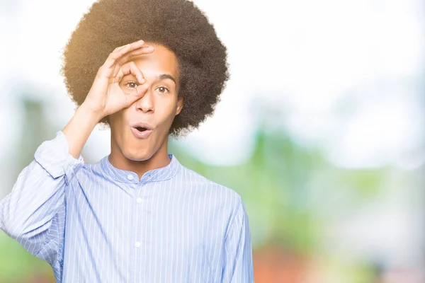 Unga Afroamerikanska Man Med Afro Hår Gör Gest Chockade Med — Stockfoto