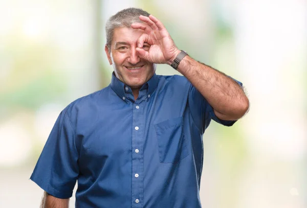 Hombre Mayor Guapo Sobre Fondo Aislado Haciendo Buen Gesto Con —  Fotos de Stock