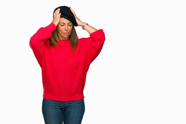 中年成年妇女穿着时尚贝雷帽在孤立的背景下遭受头痛绝望和压力 因为疼痛和偏头痛 双手放在头上 — 图库照片