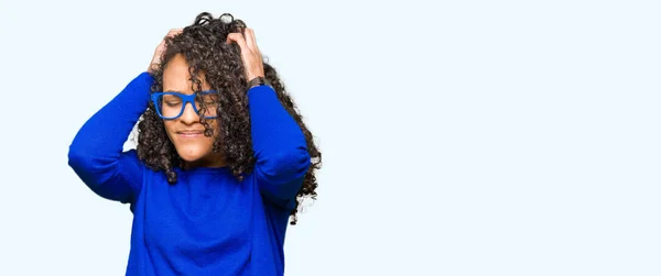 Junge Schöne Frau Mit Lockigem Haar Und Brille Die Unter — Stockfoto