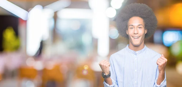 Giovane Uomo Afro Americano Dai Capelli Afro Che Festeggia Sorpreso — Foto Stock