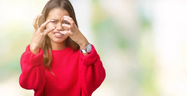 Ung Vacker Brunett Kvinna Klädd Röd Vinter Tröja Över Isolerad — Stockfoto